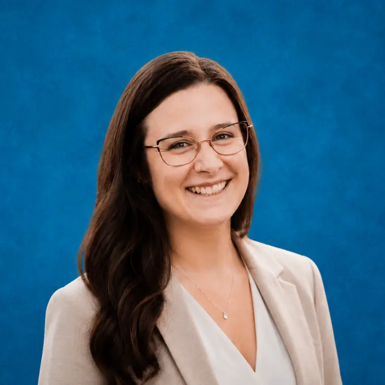 Headshot of Chelsea Munkelt MSN, CNM with blue background
