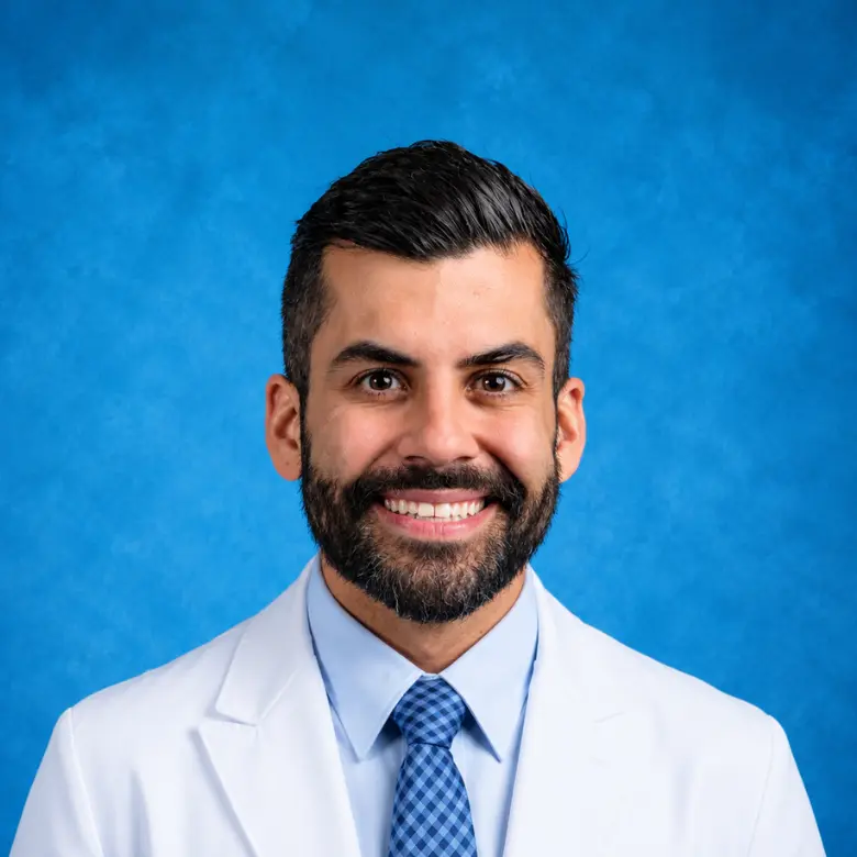 Headshot of Fernando Mariz, MD with blue background